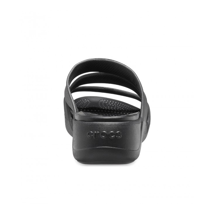 Sandália preta Crocs vista de trás com várias tiras e sola detalhada