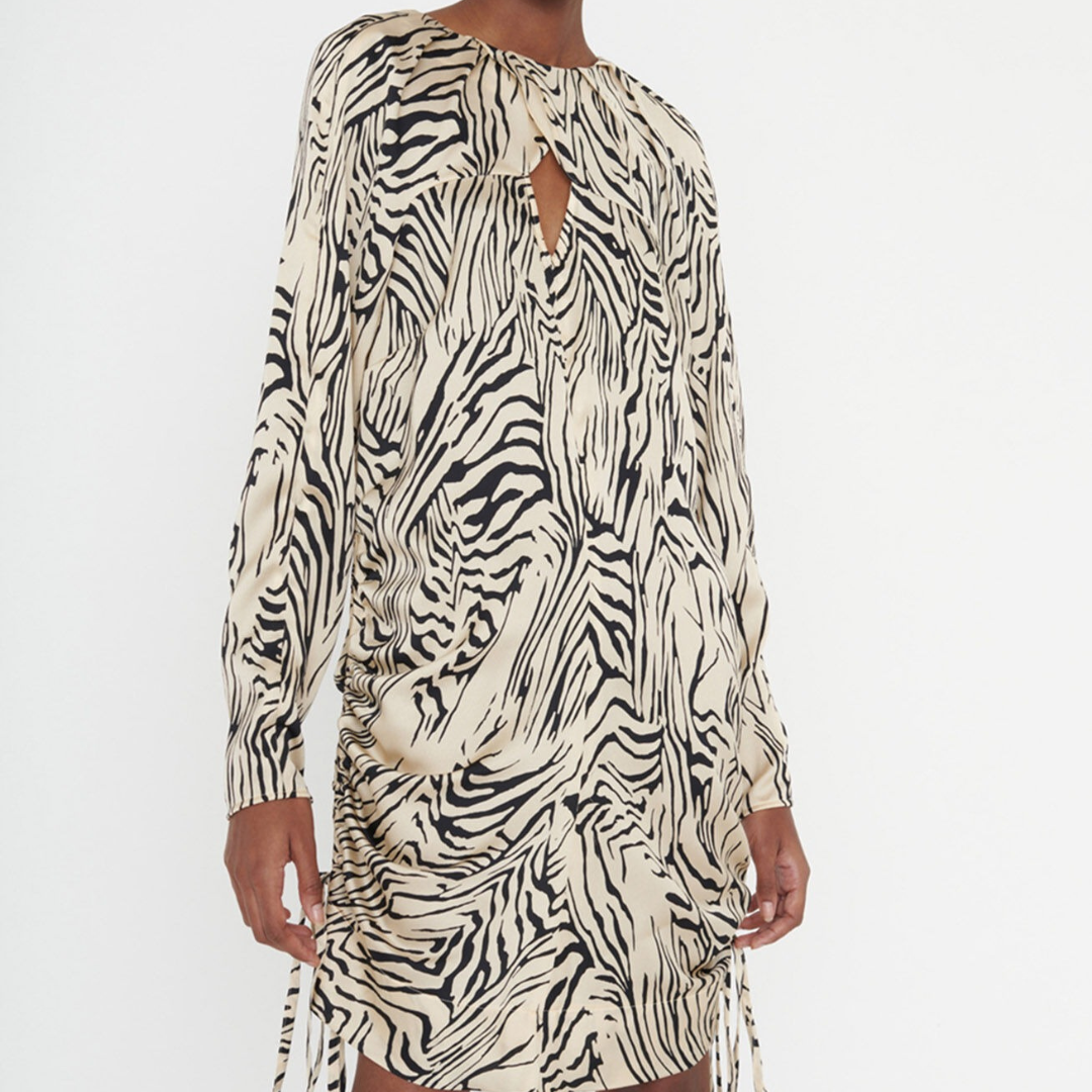 Vestido animal print bege e preto com mangas compridas e amarração lateral