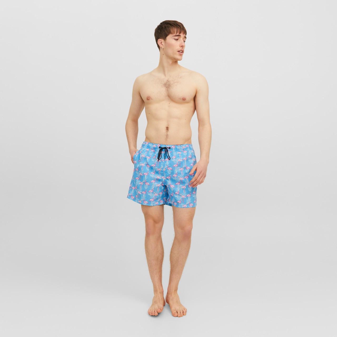 Calções de banho masculinos azuis com flamingos cor-de-rosa em fundo branco