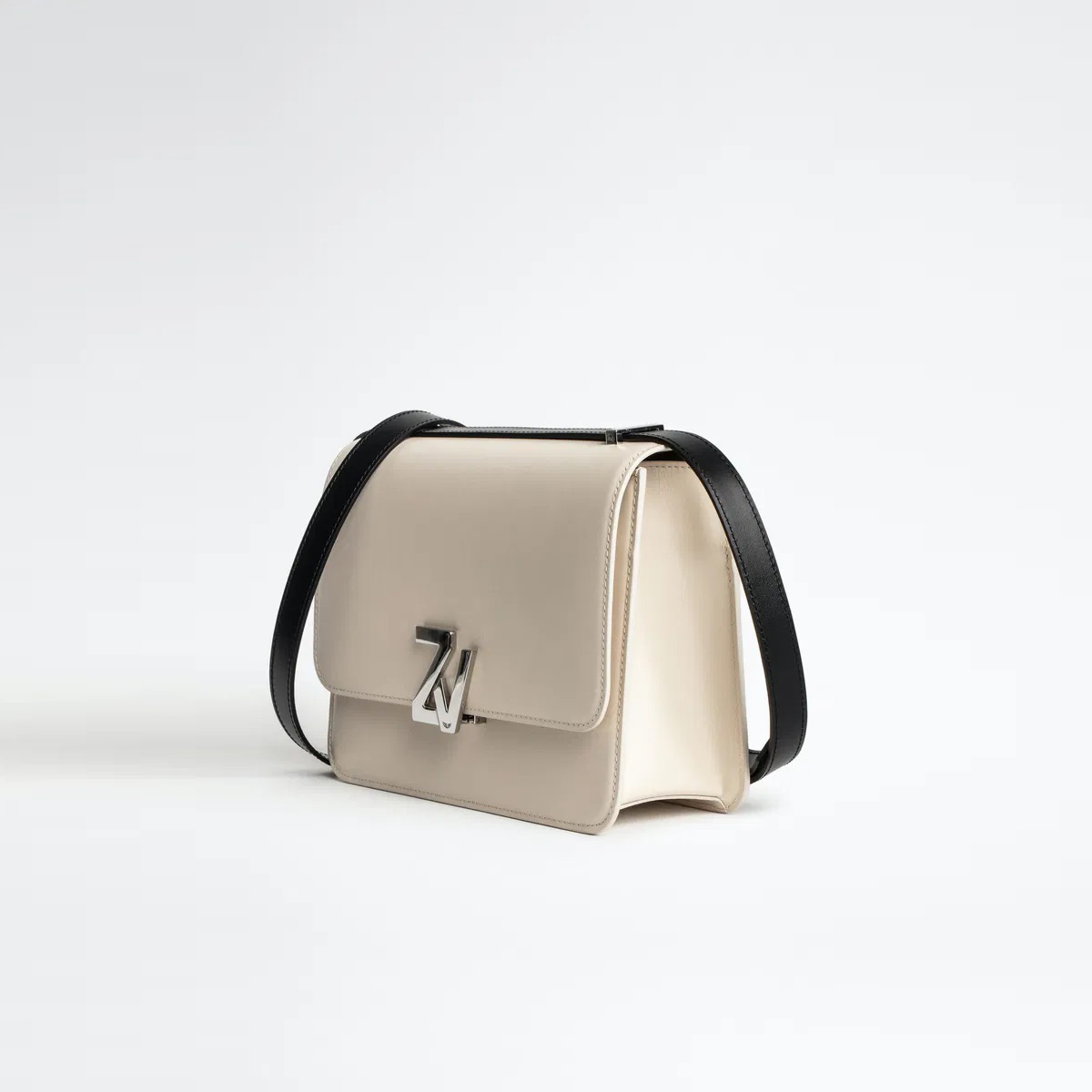 Mala de mão em pele bege com fecho metálico e correia preta