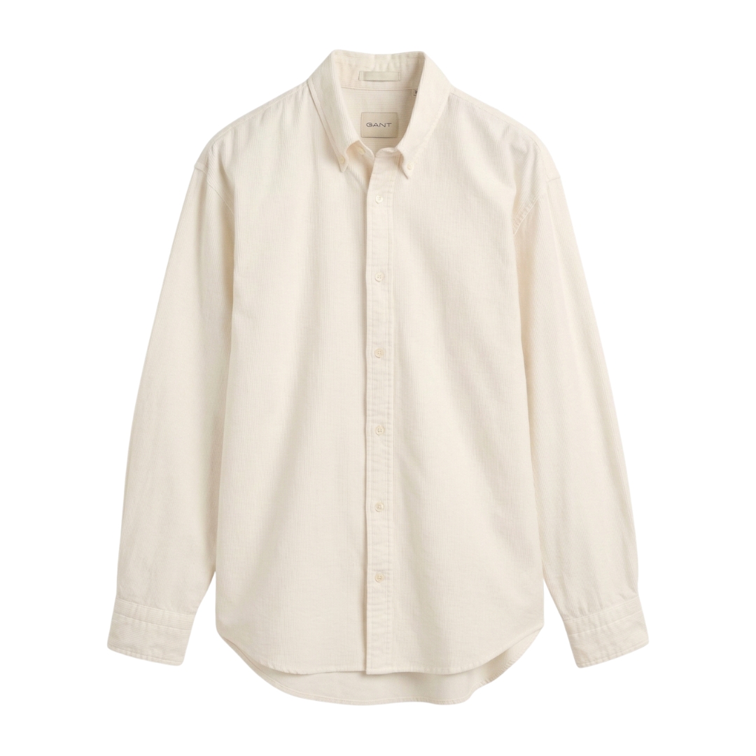 Camisa branca de manga comprida com colarinho abotoado e botões na frente