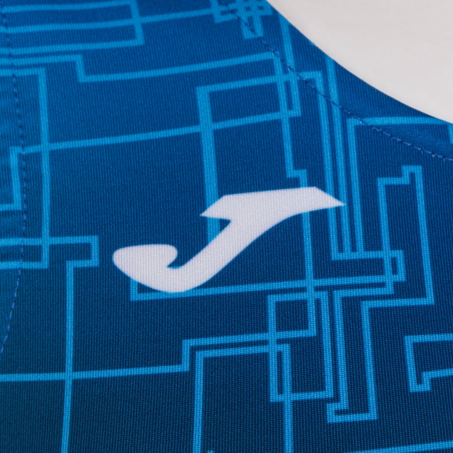 Tecido azul com padrão geométrico e logótipo branco em forma de J com seta