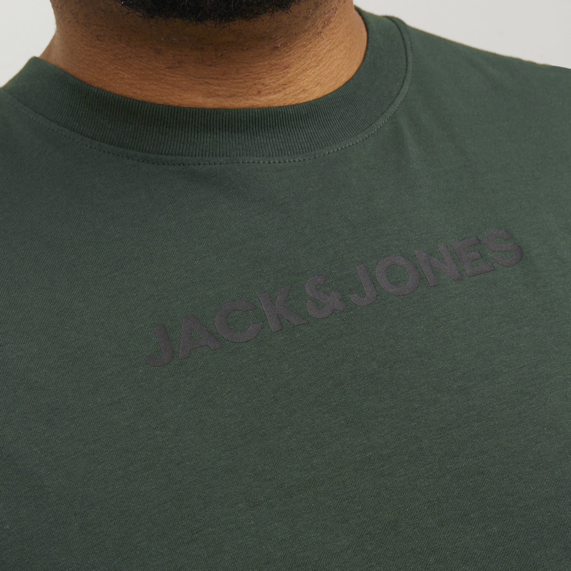 T-shirt verde escuro com texto JACK & JONES preto no peito