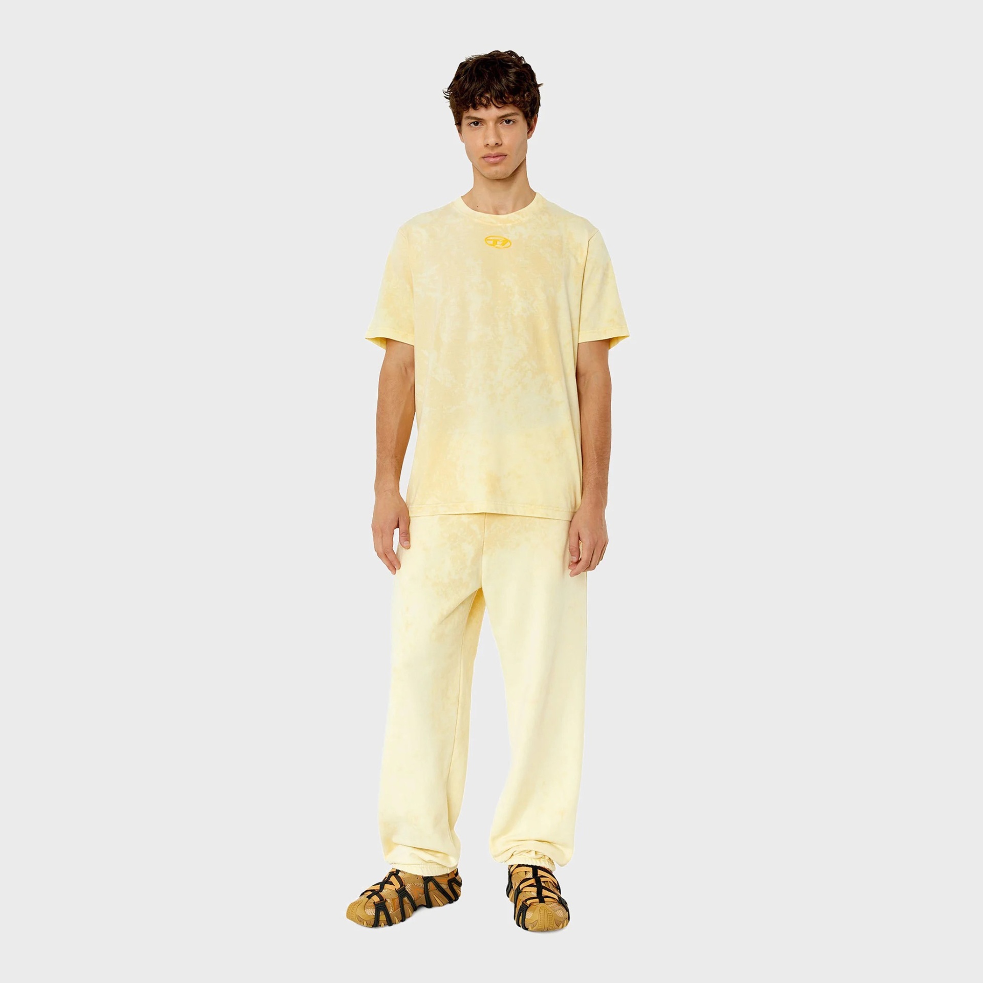 Conjunto amarelo tie-dye com logótipo na t-shirt e calçado preto e amarelo