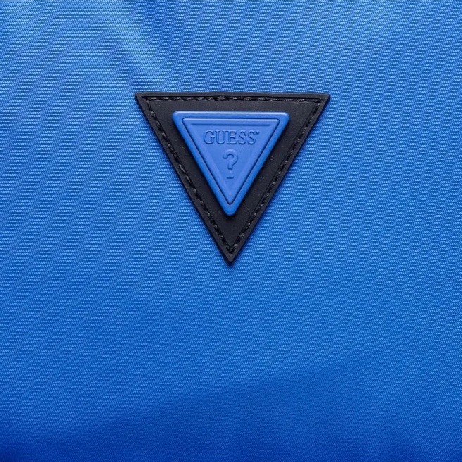 Logotipo triangular azul da GUESS em tecido azul