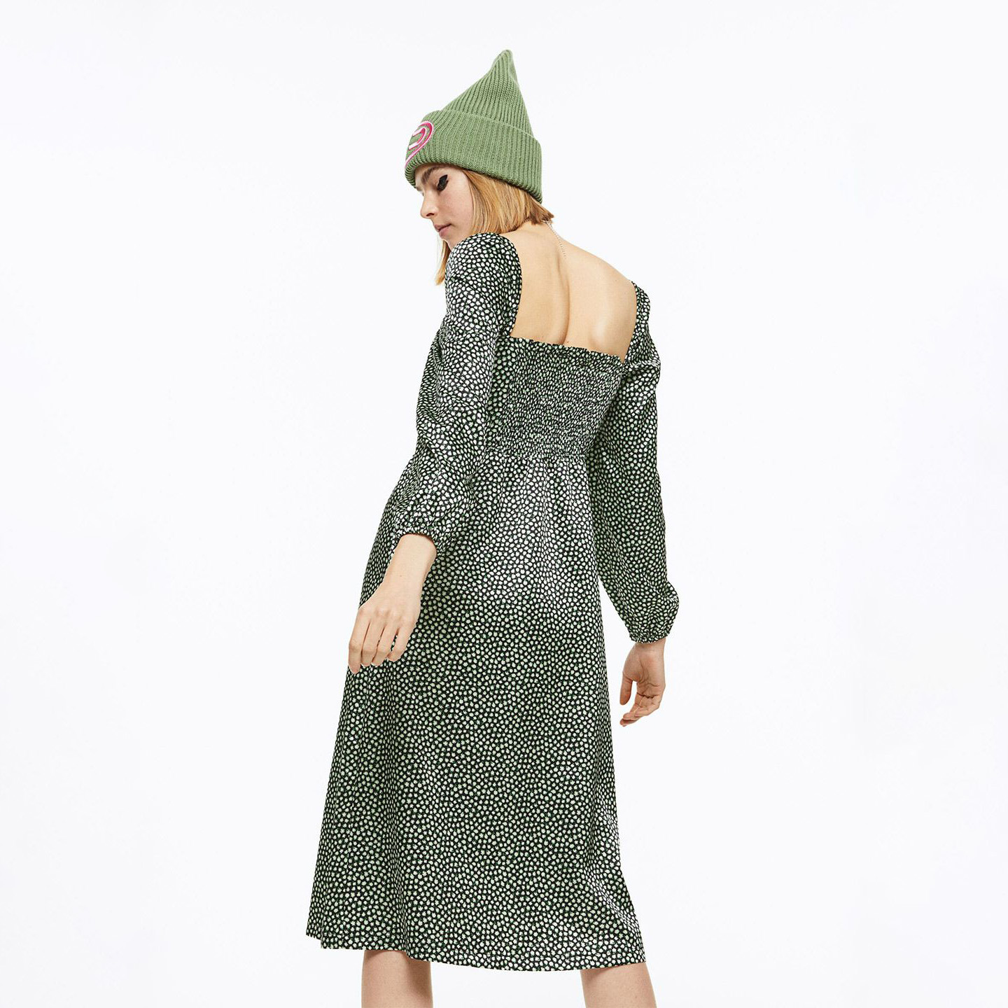 Vestido preto com pequenos pontos brancos e decote quadrado nas costas