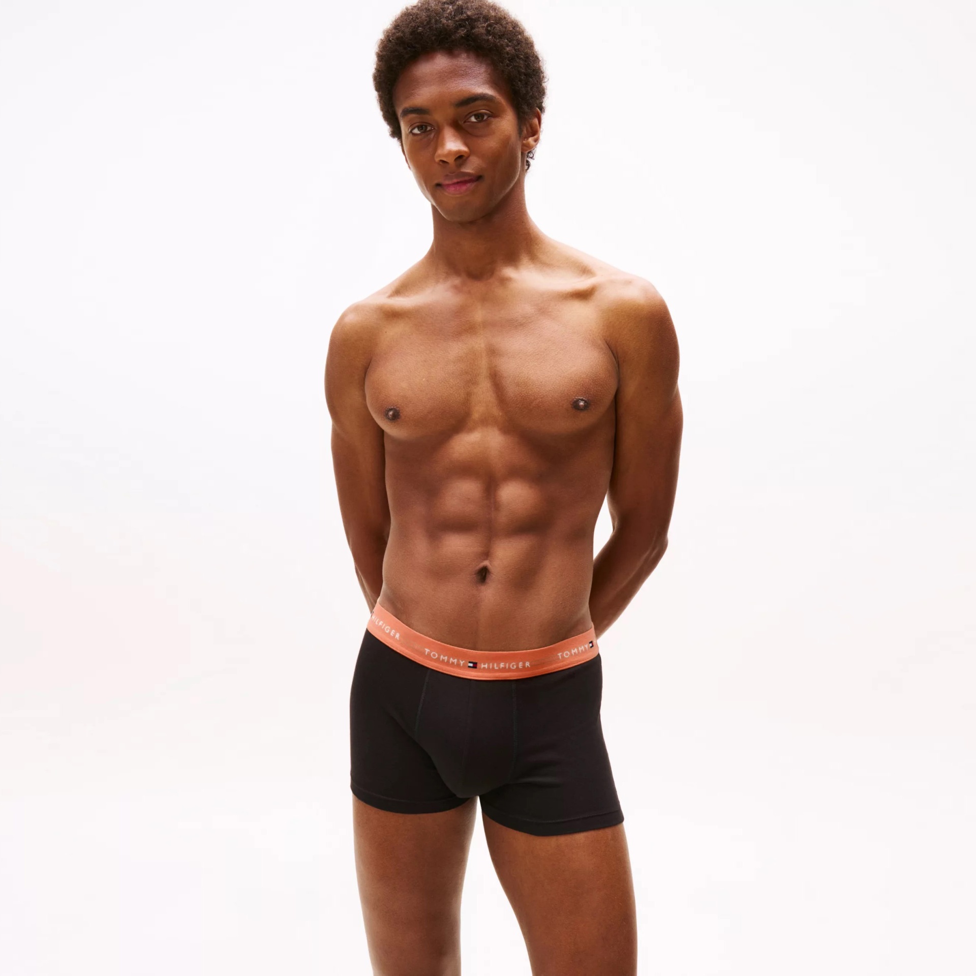 Homem a usar boxers pretos Tommy Hilfiger com elástico cor-de-rosa