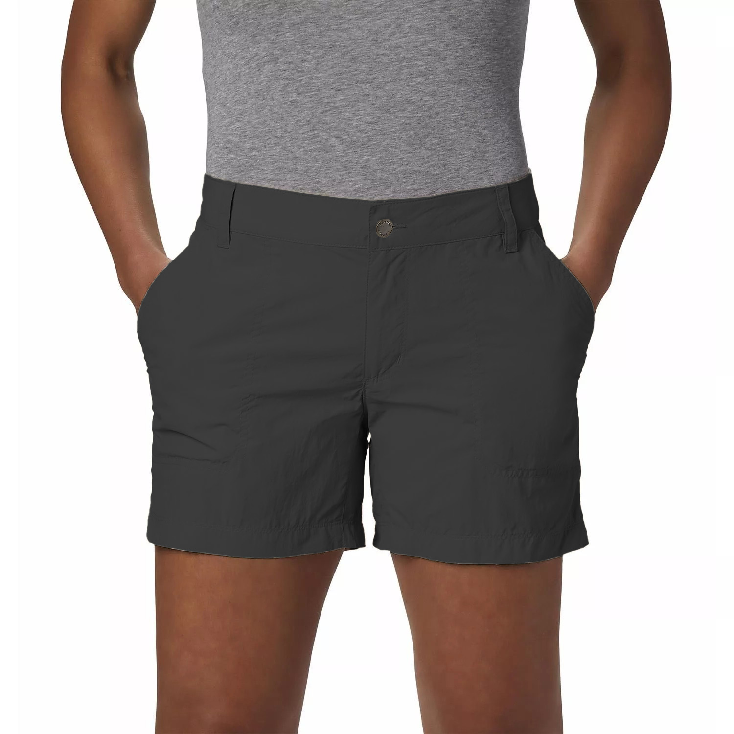 Calções pretos com bolsos frontais e botão metálico no cós