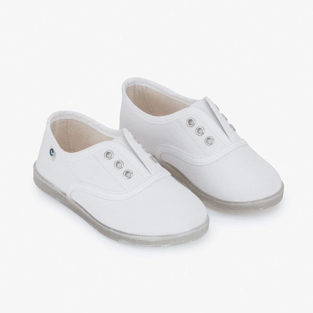 Sapatos infantis brancos tipo ténis em tecido com solas transparentes