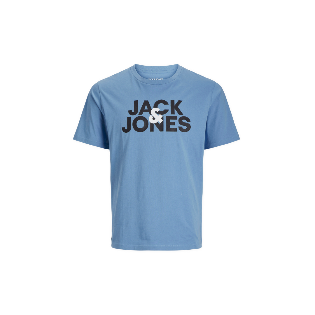 Camiseta azul clara com texto JACK & JONES no peito