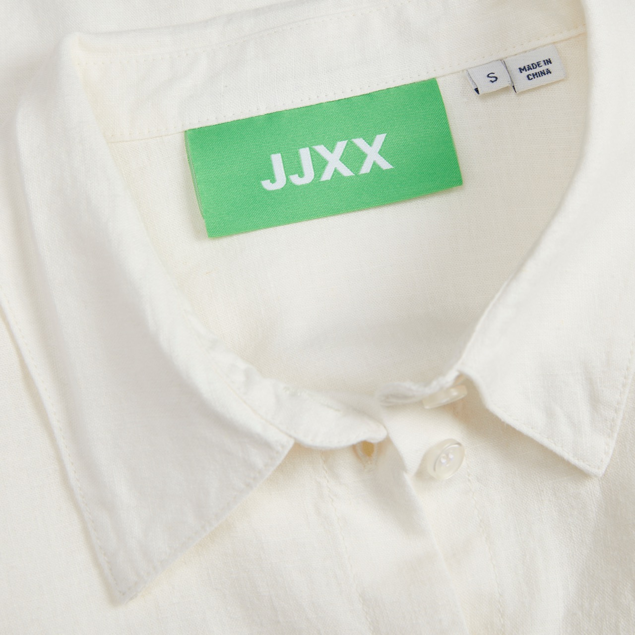 Camisa branca com etiqueta verde JJXX