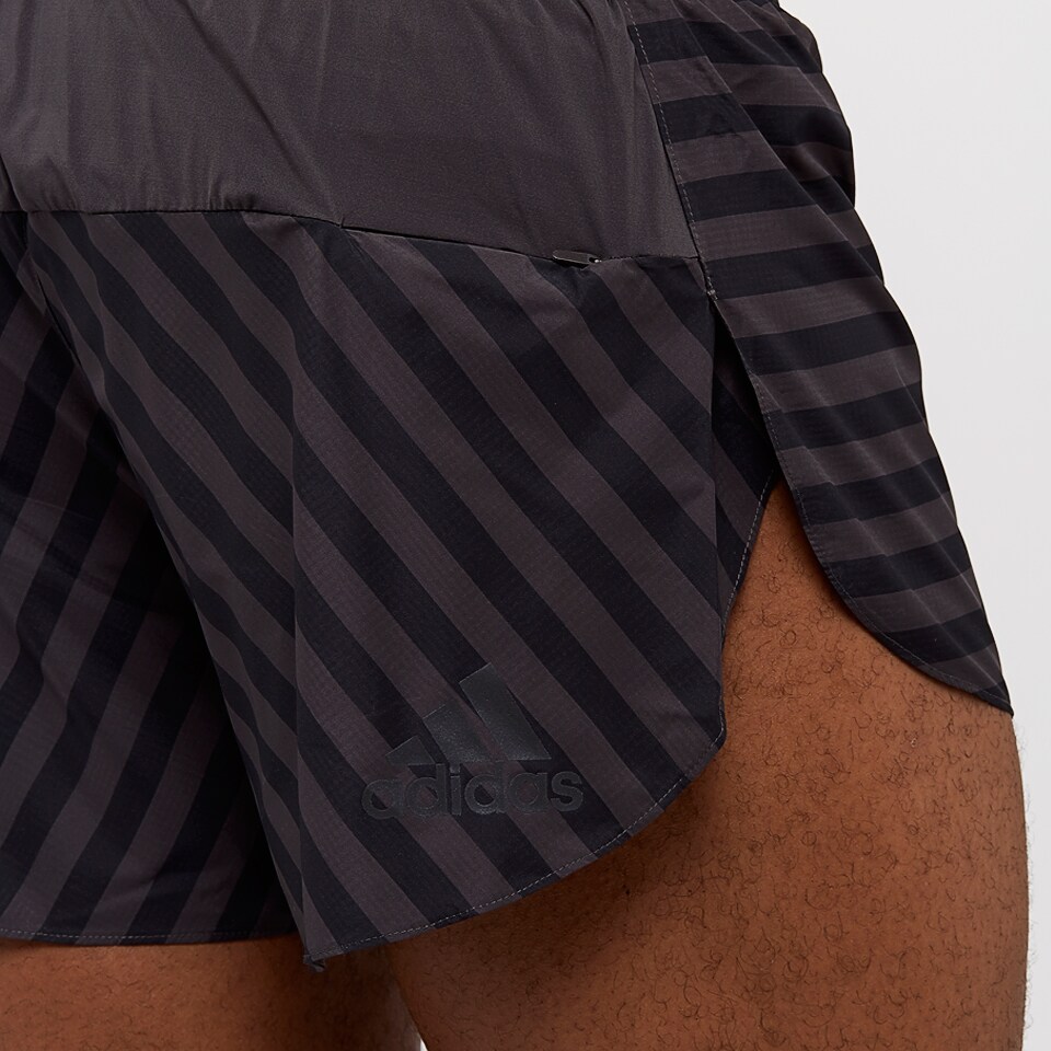 Calções curtos Adidas padrão riscas pretas e cinzentas com logo preto