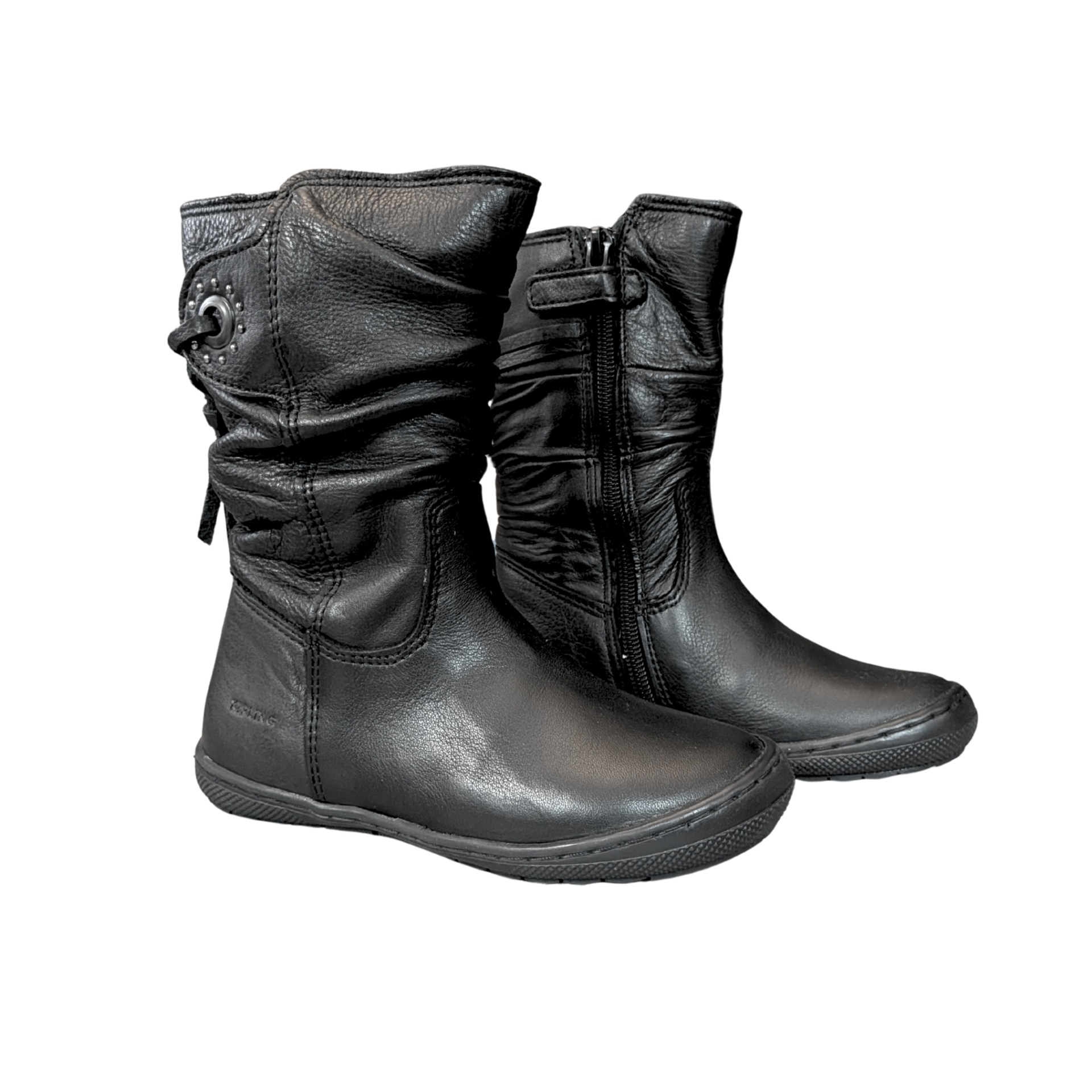 Bota preta de couro com fecho lateral e cordão no cano