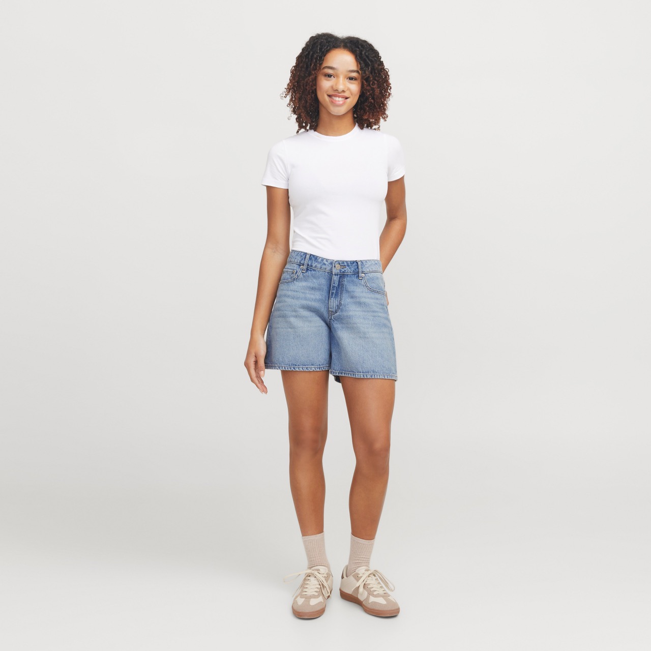 Mulher com calções de ganga azuis e t-shirt branca