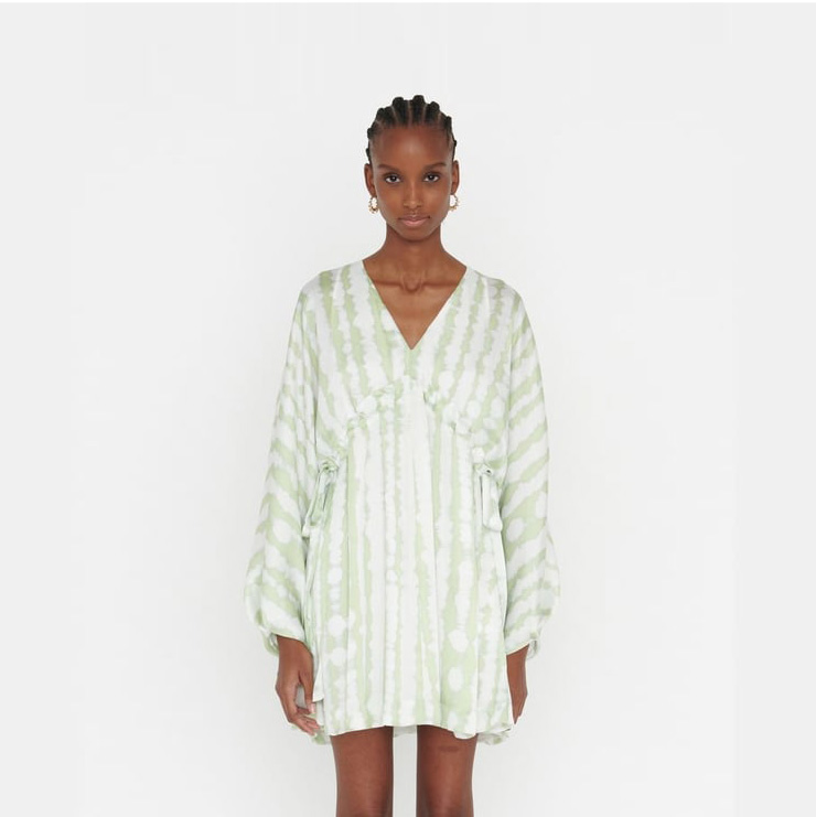 Vestido curto verde claro e branco com padrão riscado ondulado e decote em V