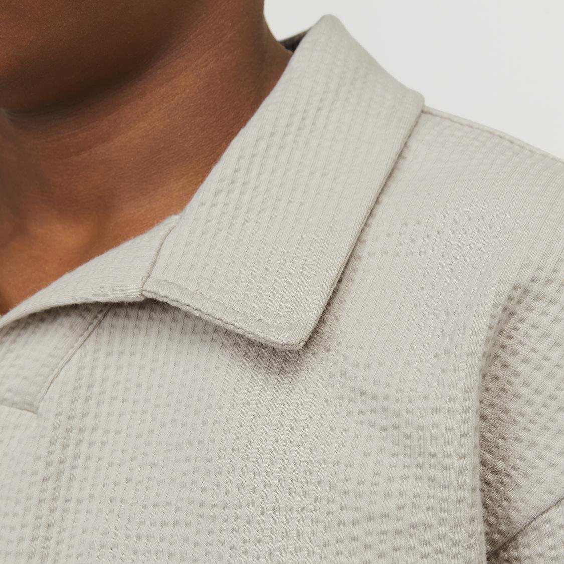 camisa bege claro com padrão quadriculado