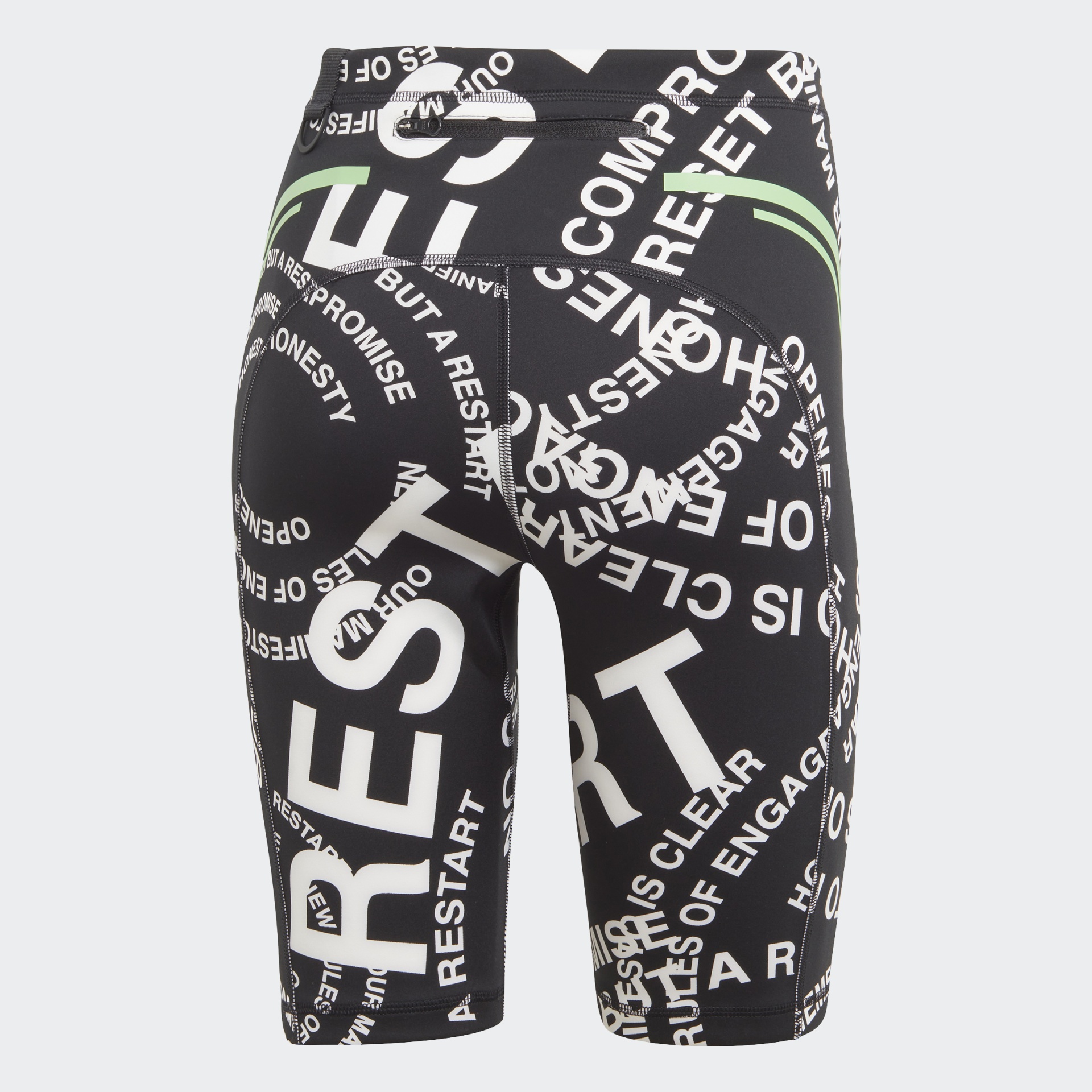 Calções de desporto pretos com padrões de letras brancas e riscas verdes pâlas.