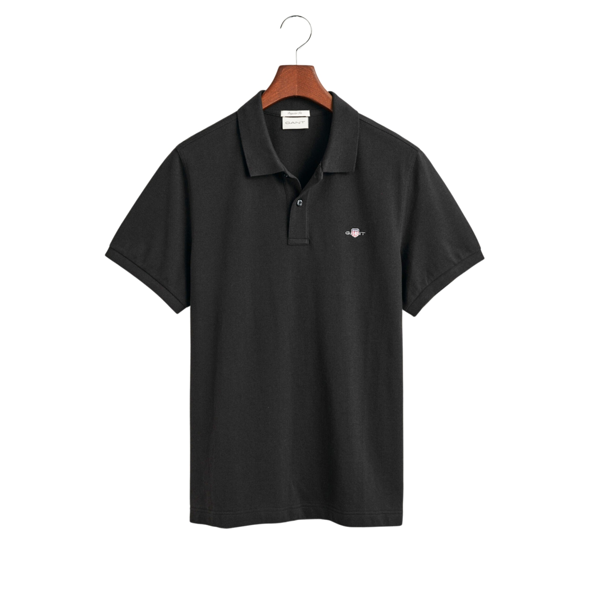 Polo preto GANT de algodão com logótipo bordado no peito pendurado numa cabide de madeira
