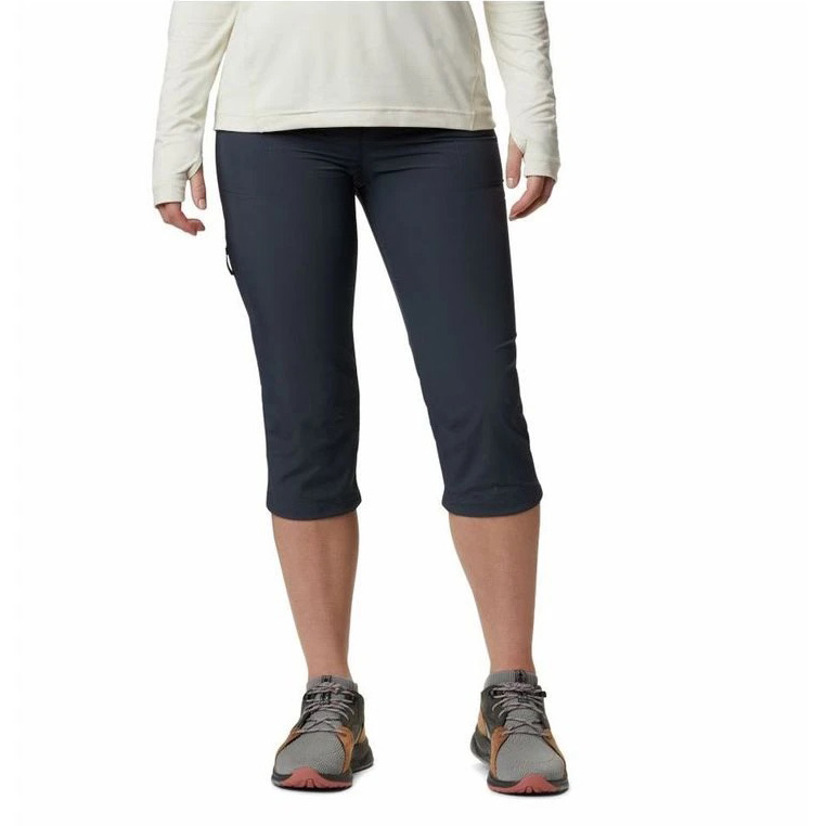 Calças desportivas pretas até meio da canela com pessoa usando camisola branca e sapatilhas cinzentas