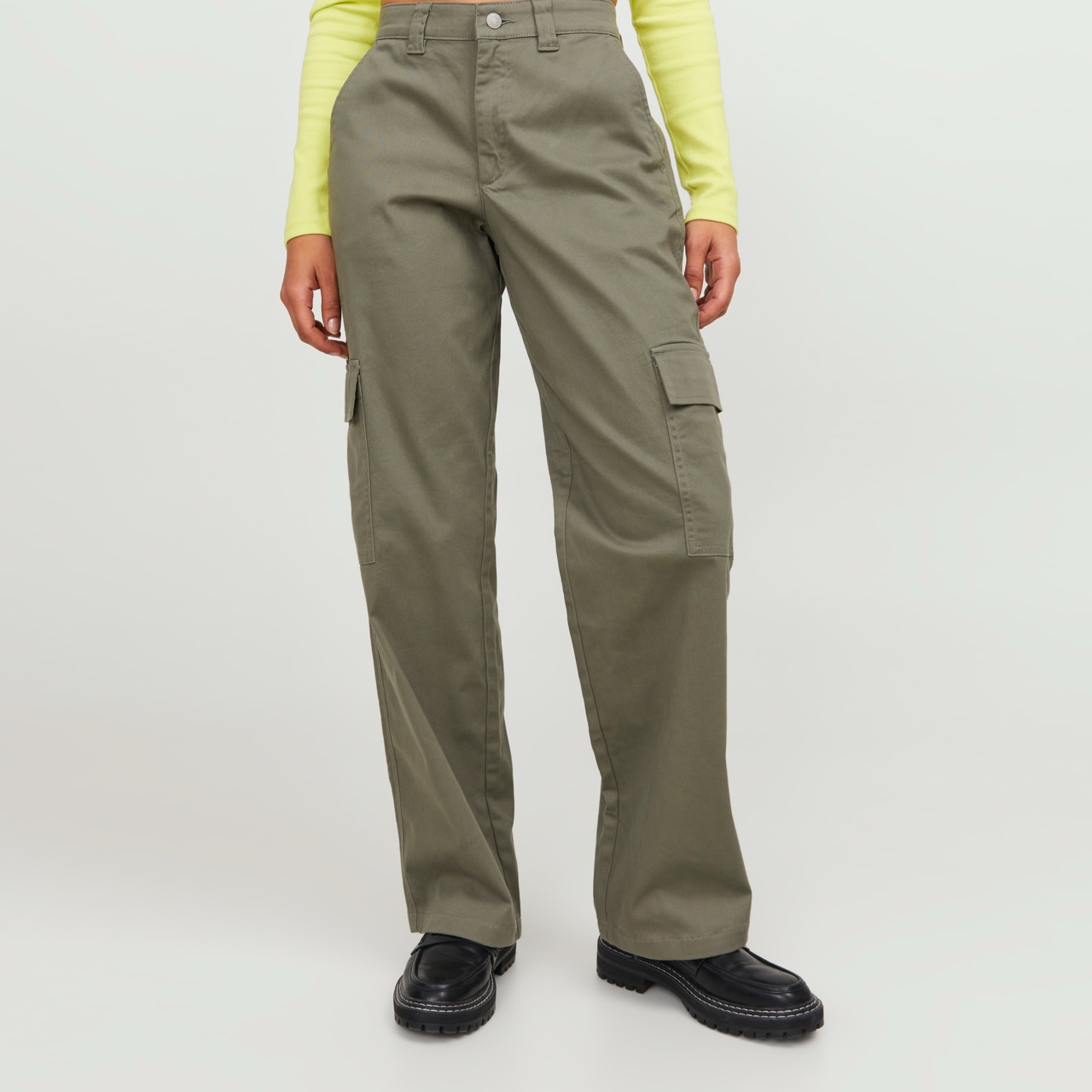 Calças cargo verdes caqui femininas com bolsos laterais