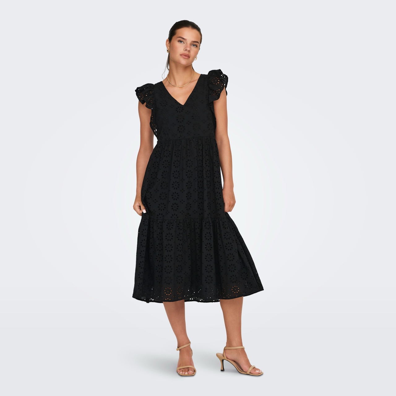 Vestido midi preto com bordado inglês e mangas com babados