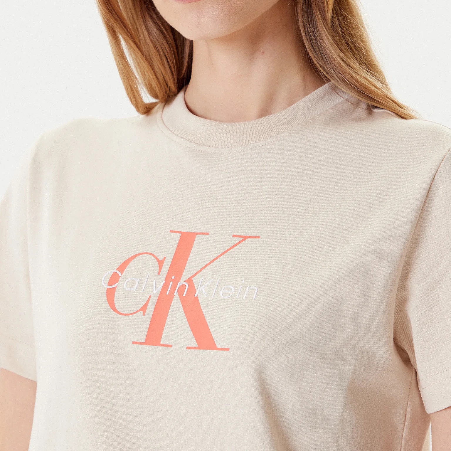 T-shirt bege Calvin Klein com logótipo cor-de-rosa e branco na frente