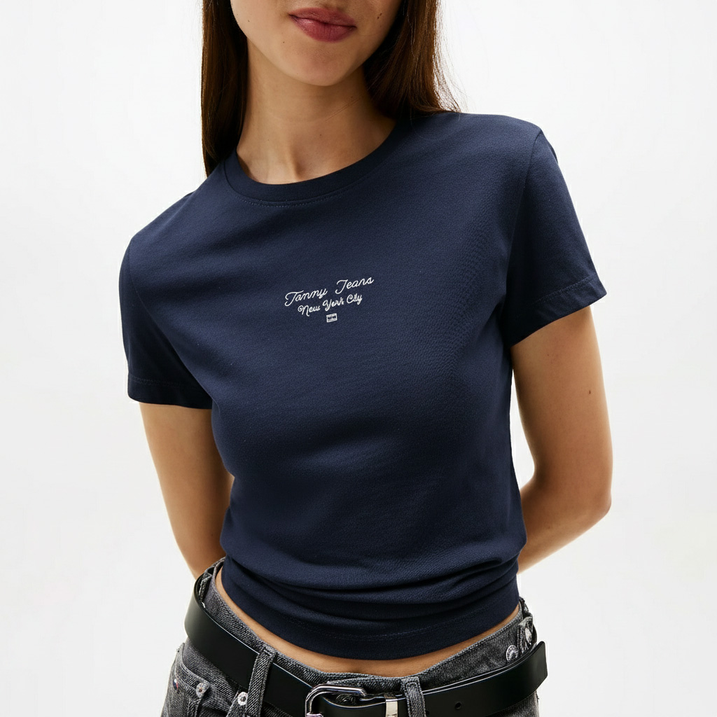 T-shirt azul escura com texto branco no peito