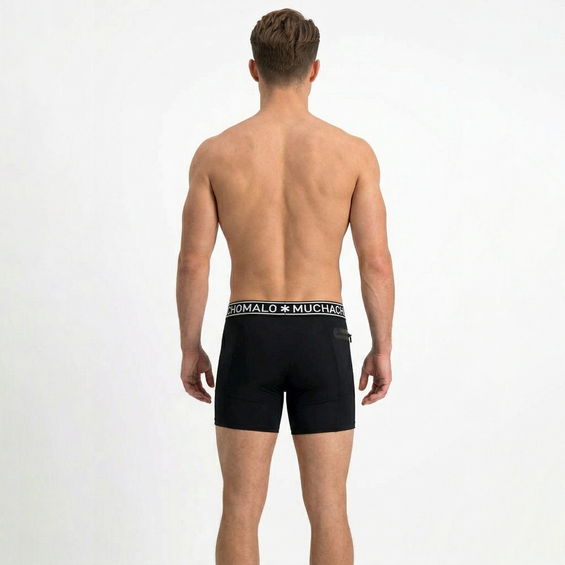 Homem de costas com boxers pretos e cintura elástica com texto Muchachomalo