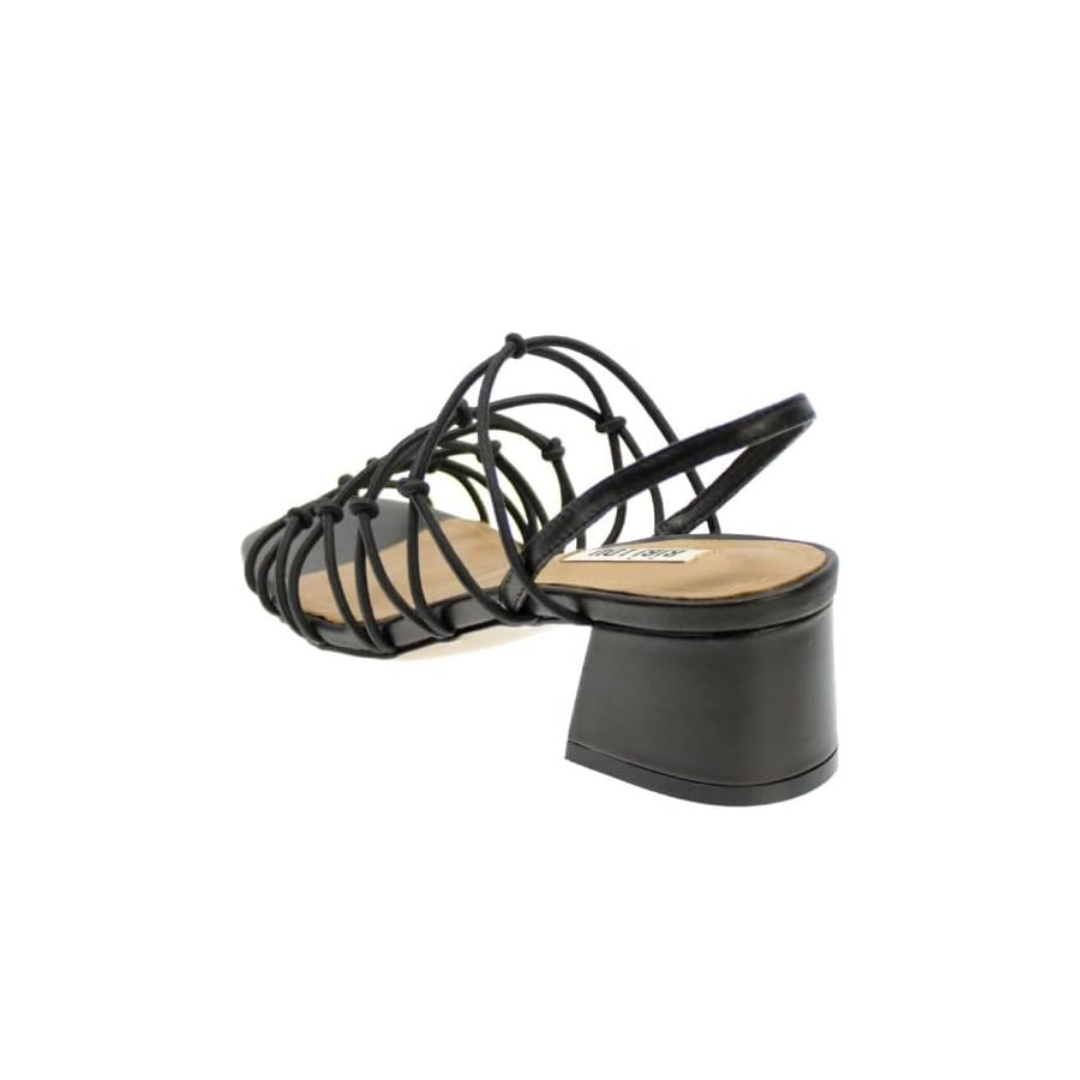 Sandália preta com tiras entrelaçadas e salto médio grosso