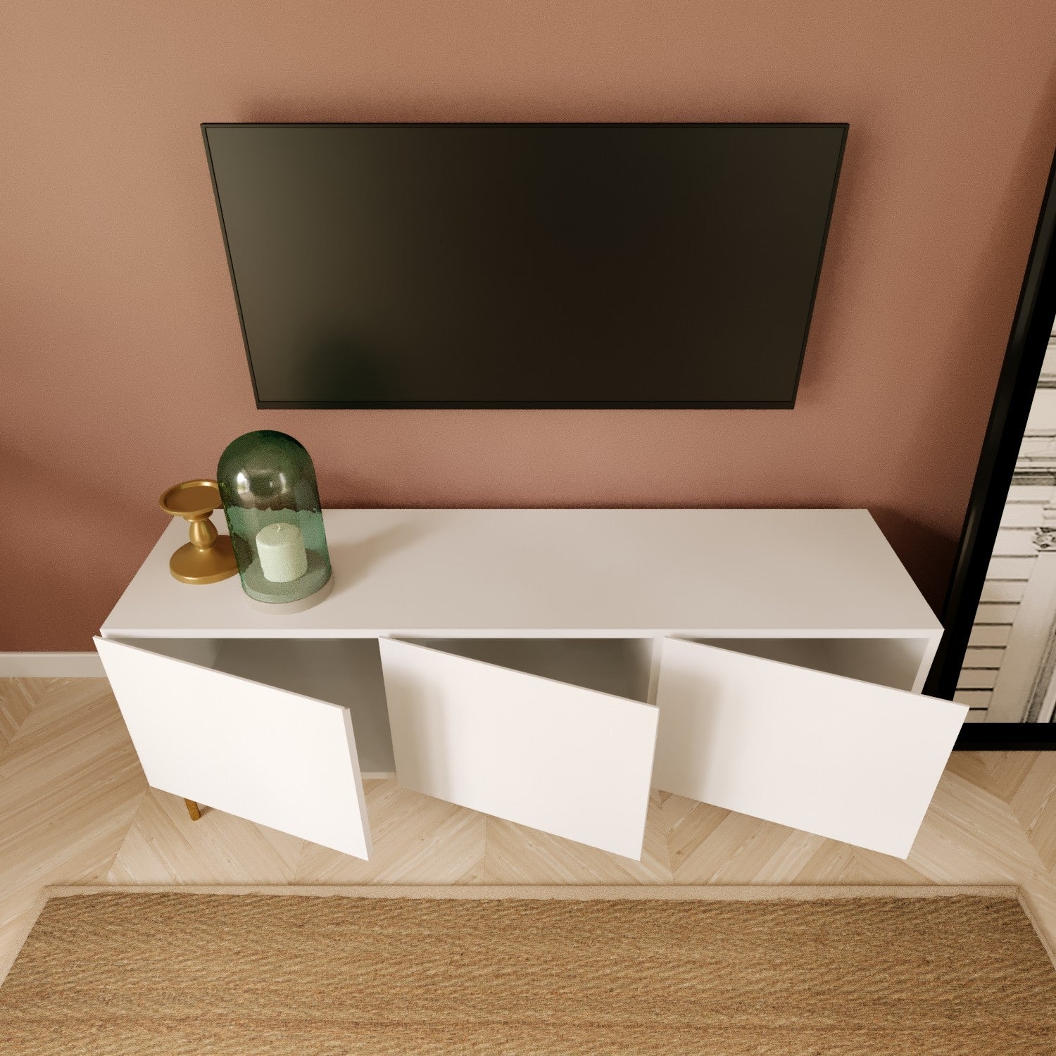 Móvel TV branco com três portas abertas, TV na parede, objetos decorativos e chão de madeira clara