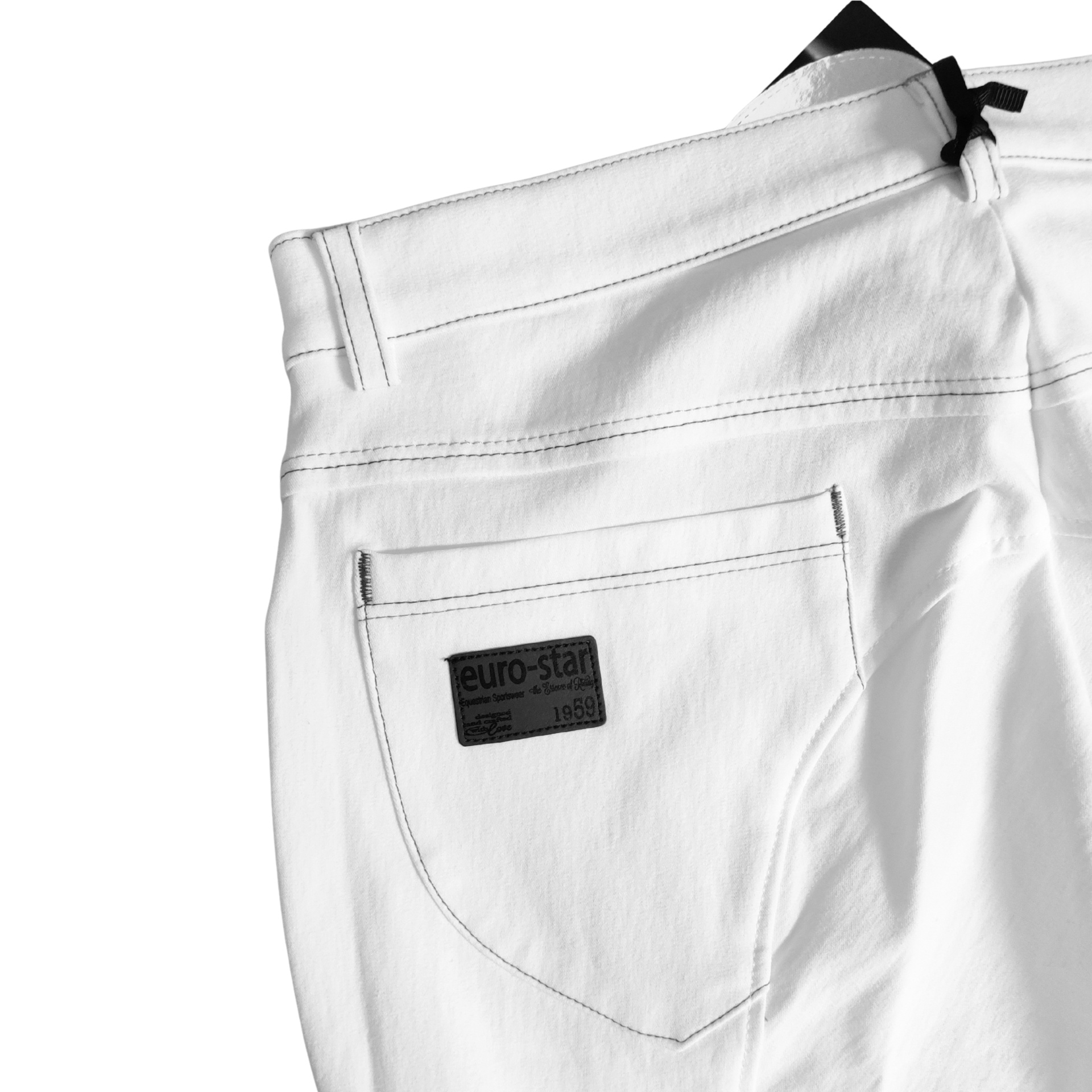 Calças brancas de ganga com etiqueta preta no bolso traseiro