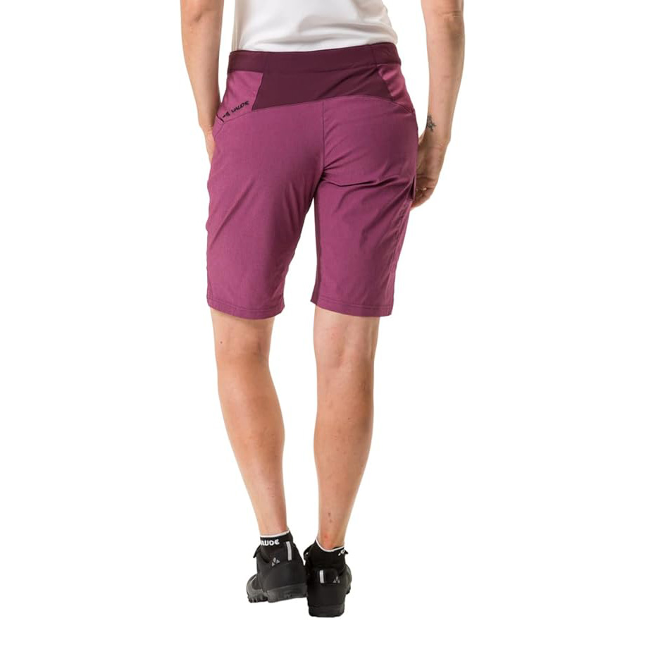 Calções desportivos rosa com faixa elástica vinho na cintura vistos de trás