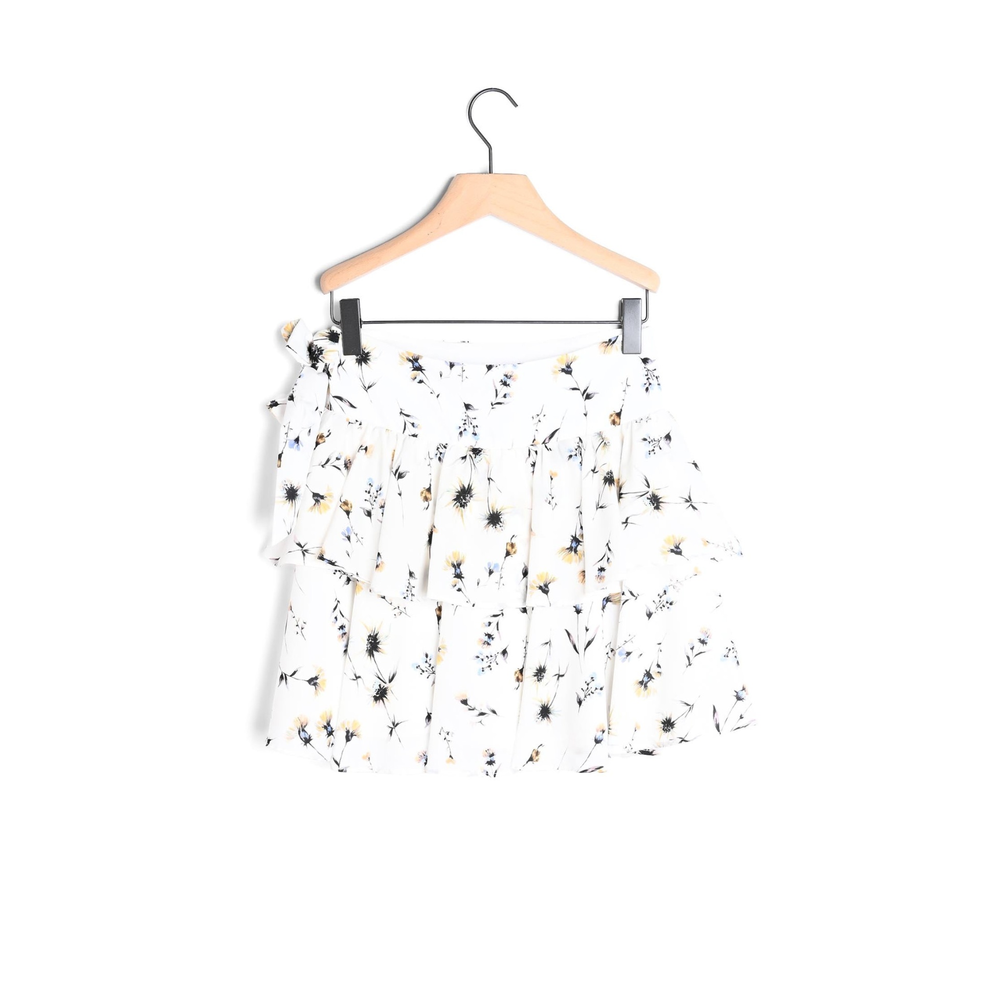 Saia branca floral em cabide