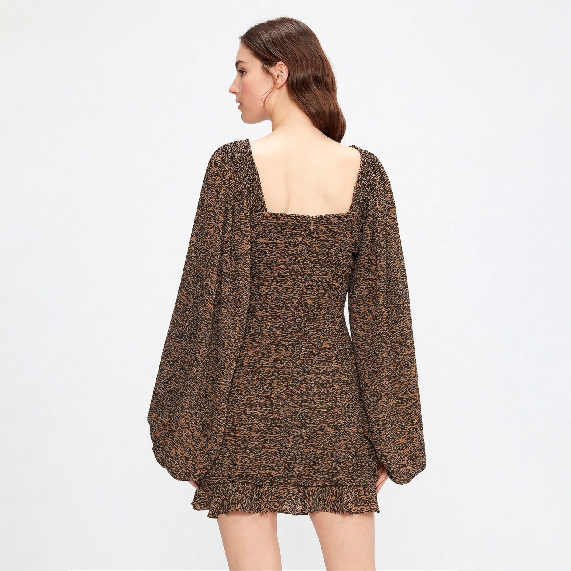 Vestido curto com padrão castanho e preto e mangas largas