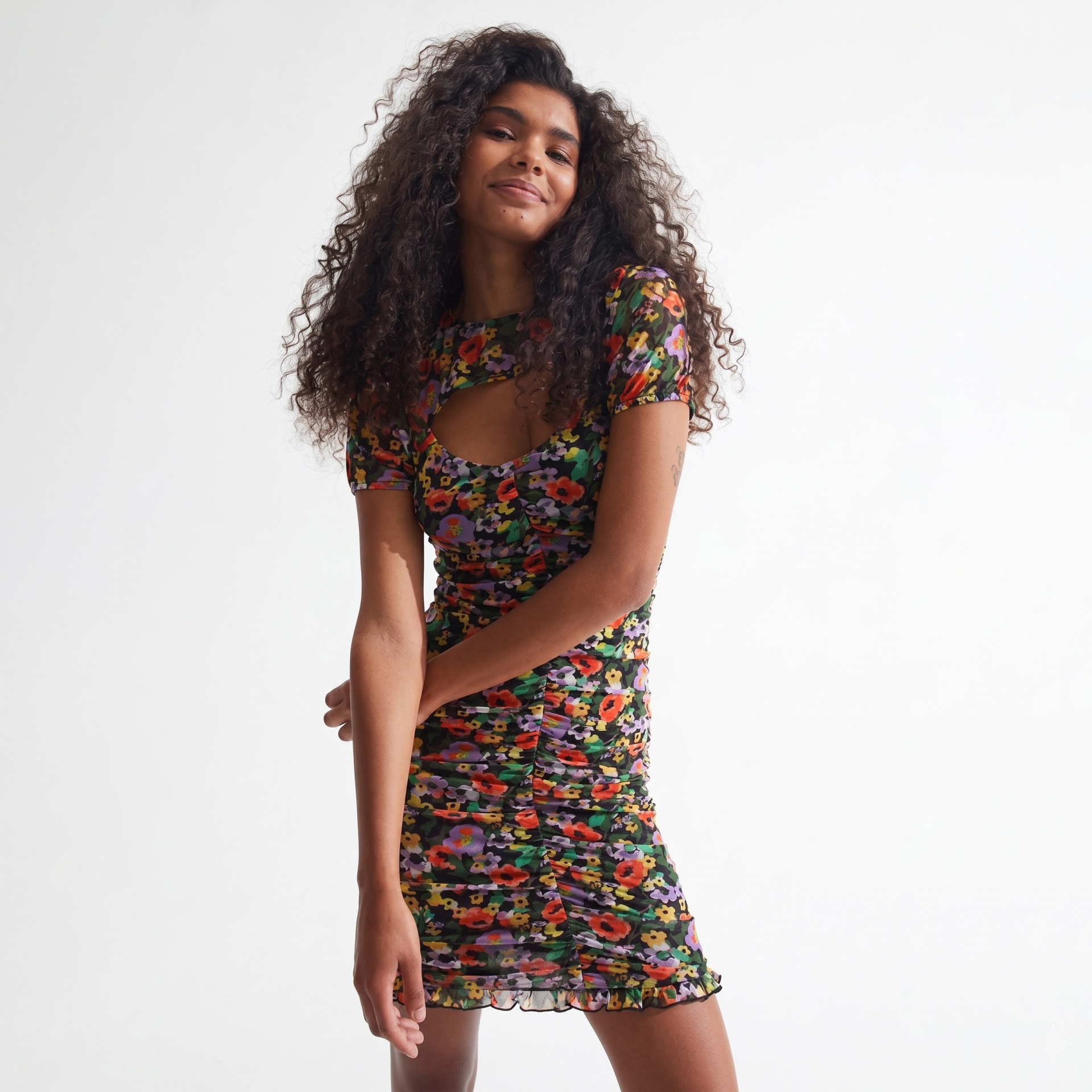 Vestido curto floral com recorte no peito e babados na bainha