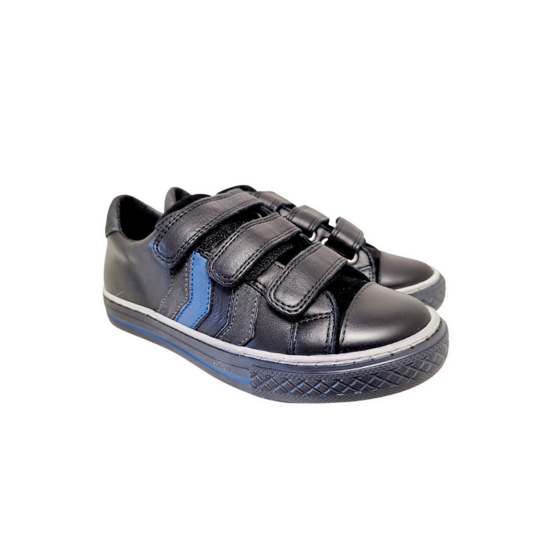 Sapatilhas infantis pretas com velcro e detalhe azul