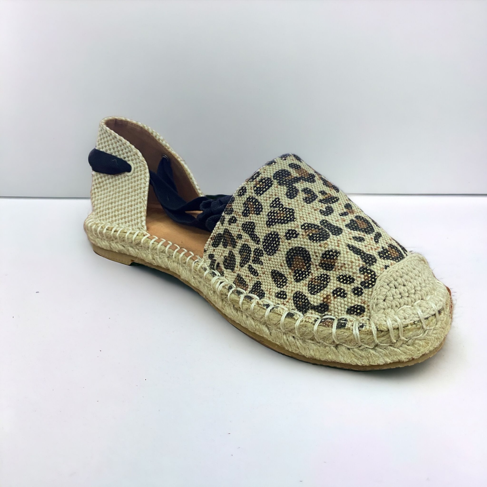 Sapatilha tipo alpercata com padrão animal print e detalhes em corda e tecido cru