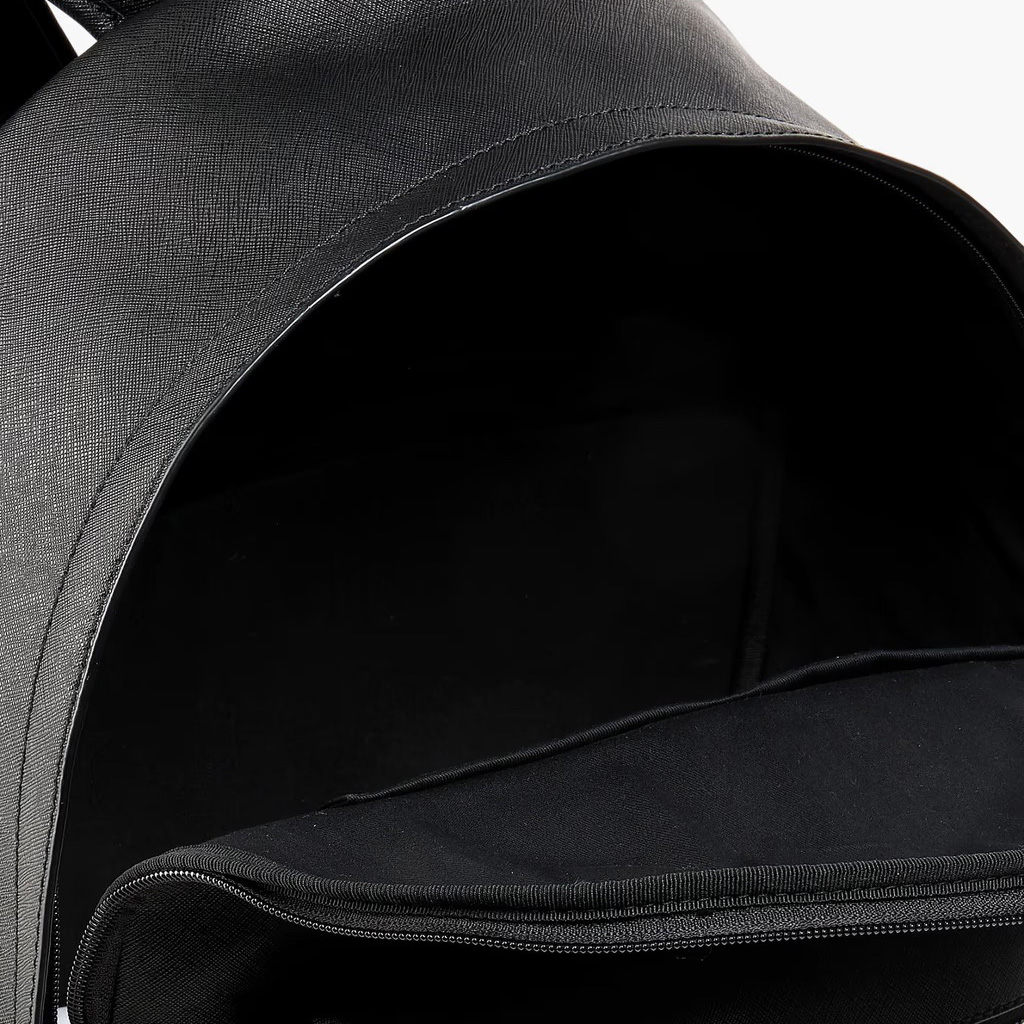 Mochila preta em material texturizado com fecho de correr