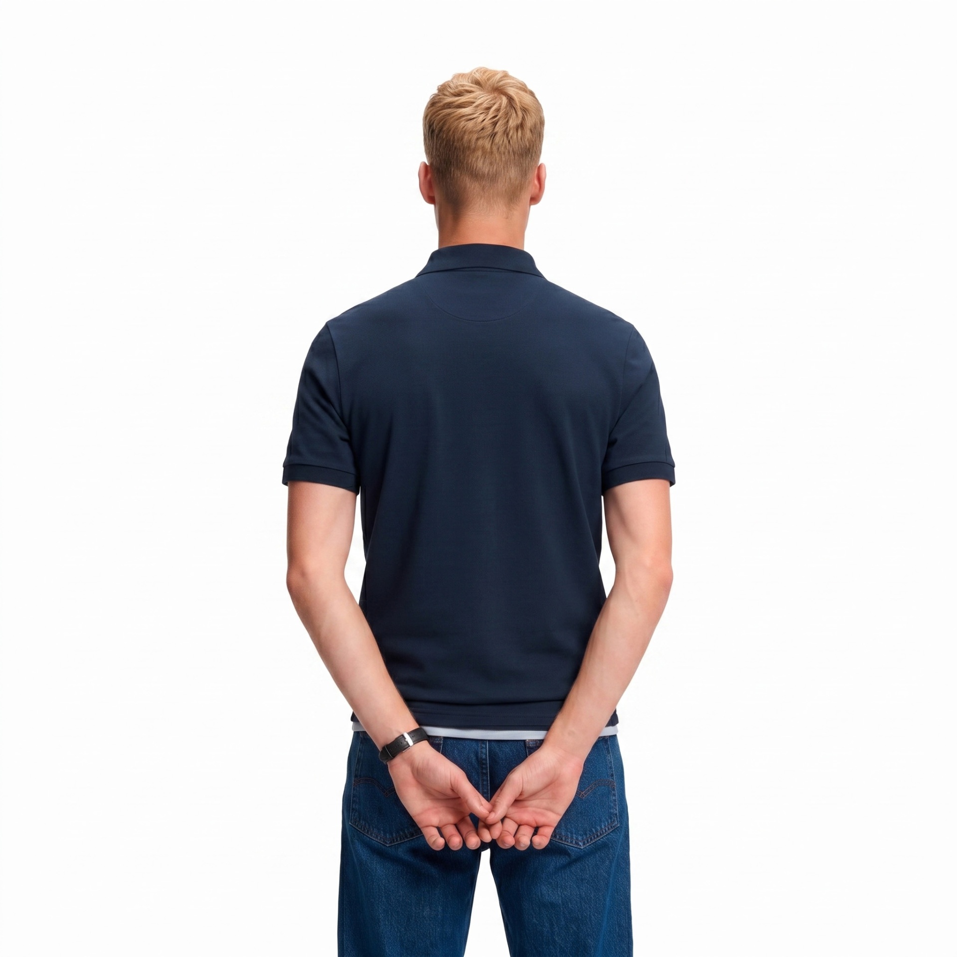 Homem de costas a usar camisa polo azul escuro e jeans azul