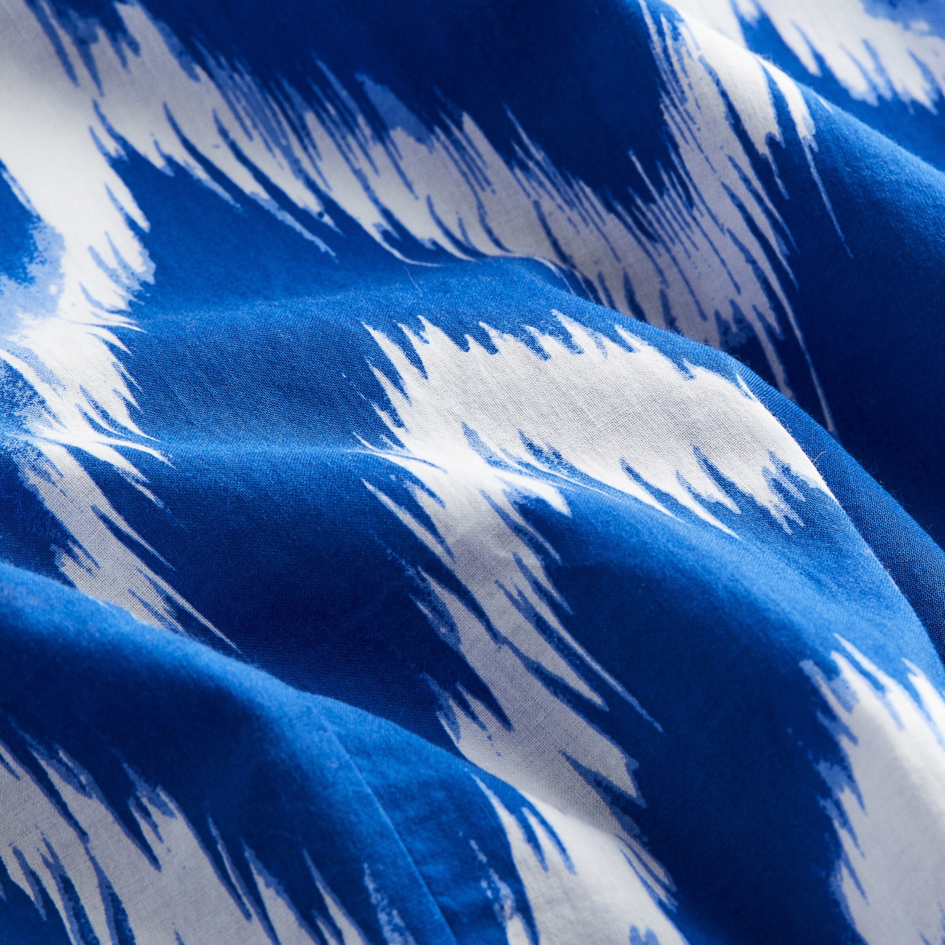 Tecido azul e branco com padrão abstracto