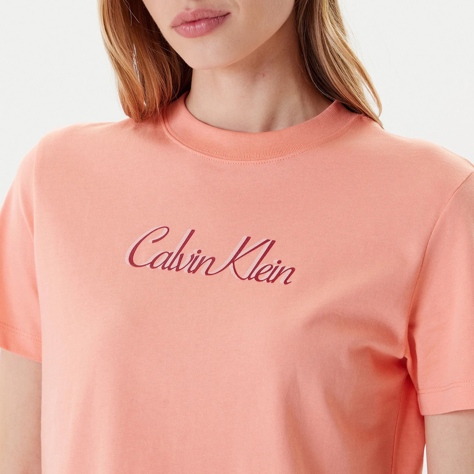 T-shirt cor salmão com texto Calvin Klein