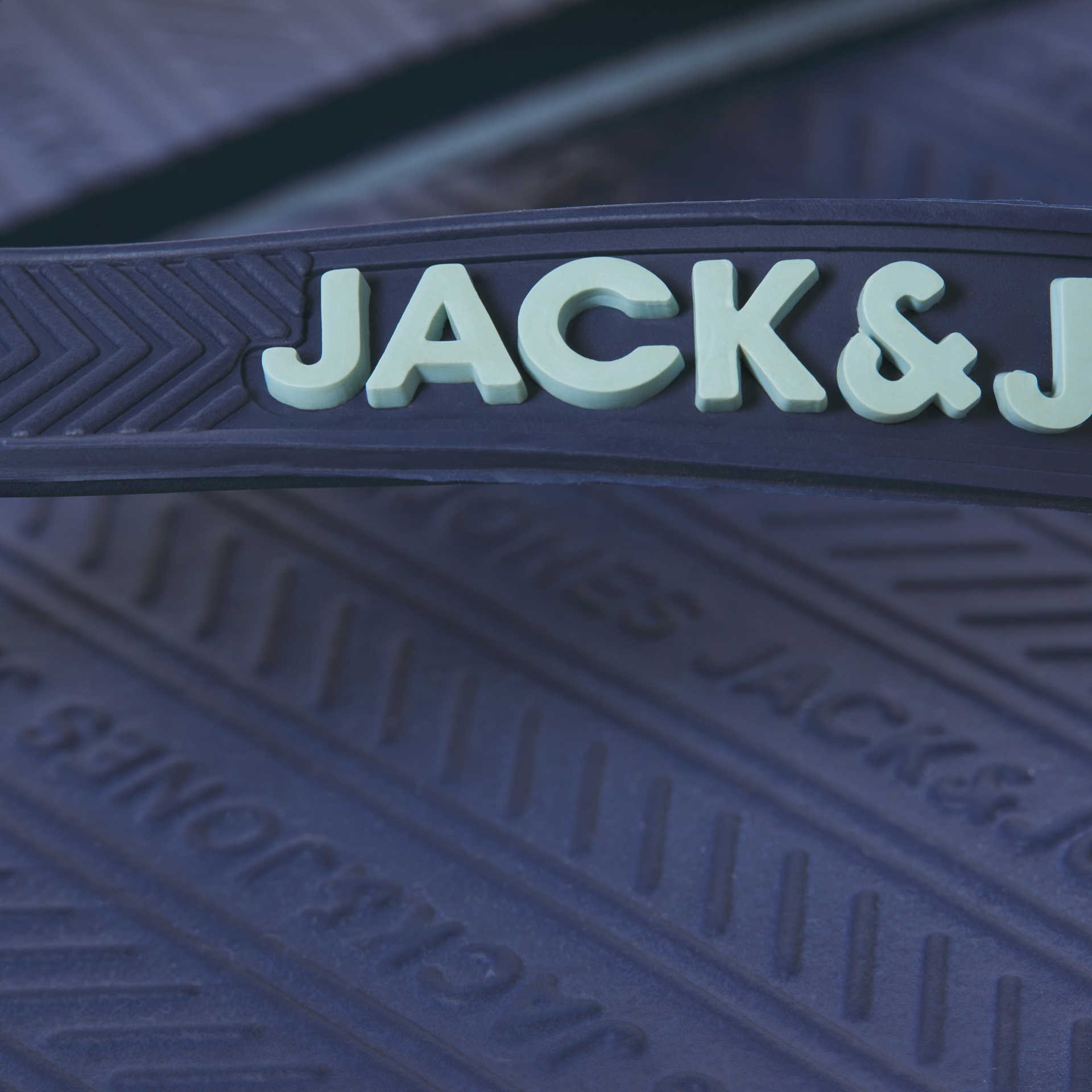 Sola de sapato azul escuro com texto JACK & J