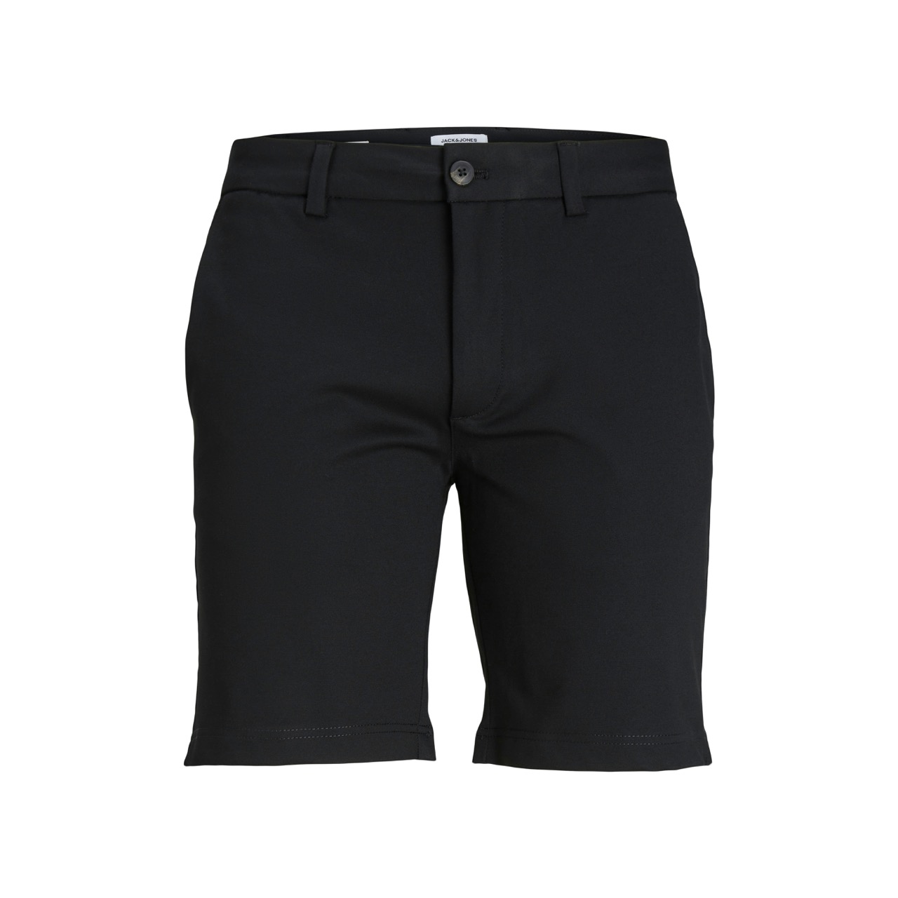 Calções pretos casuais sem padrões em fundo branco