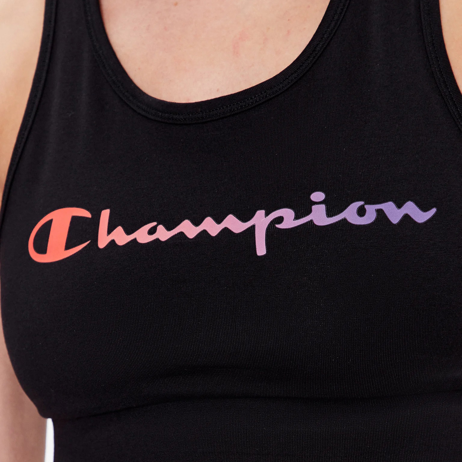 Top feminino preto com logo Champion em degradê vermelho e lilás na frente
