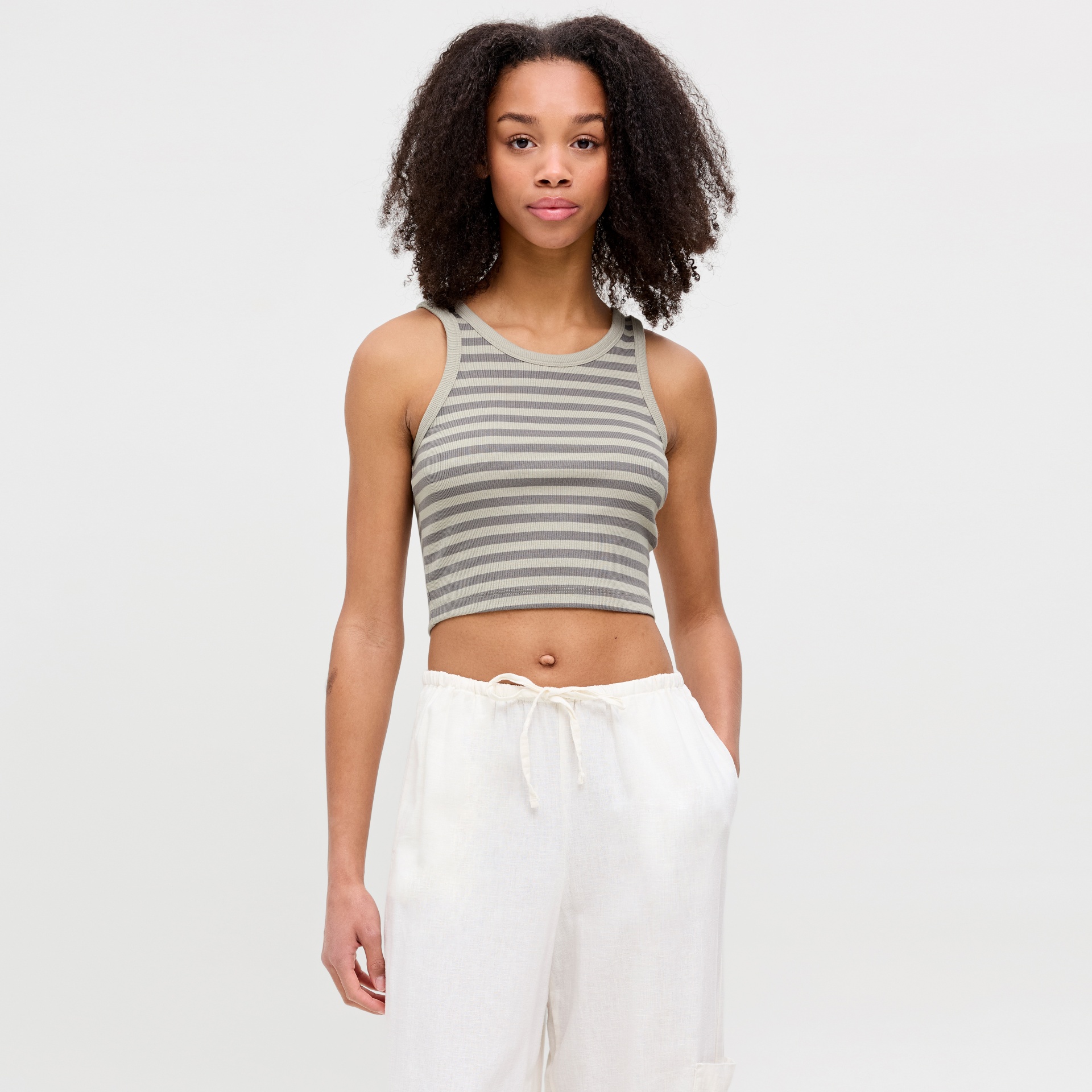 Top cropped de riscas cinzentas e calças largas brancas