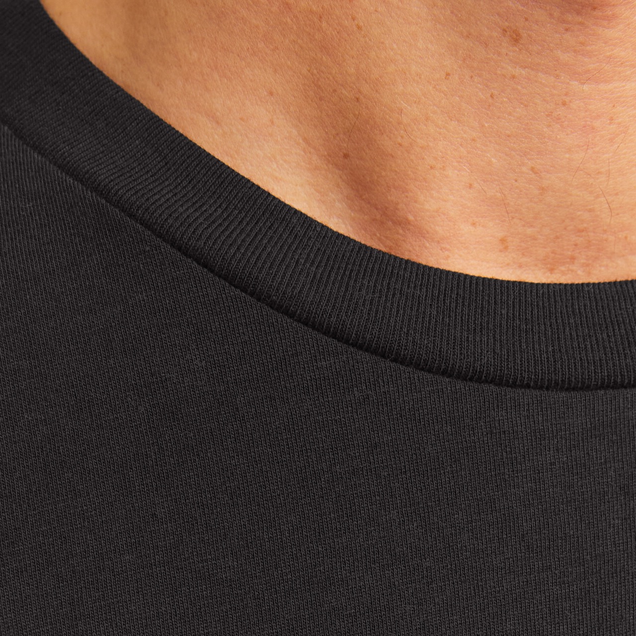 Camisola preta de gola redonda em tecido de malha