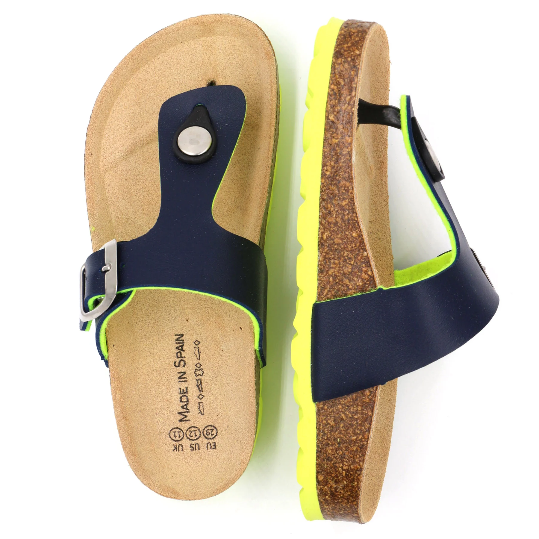 Sandálias de dedo azul escuro com sola amarela e fivela prateada