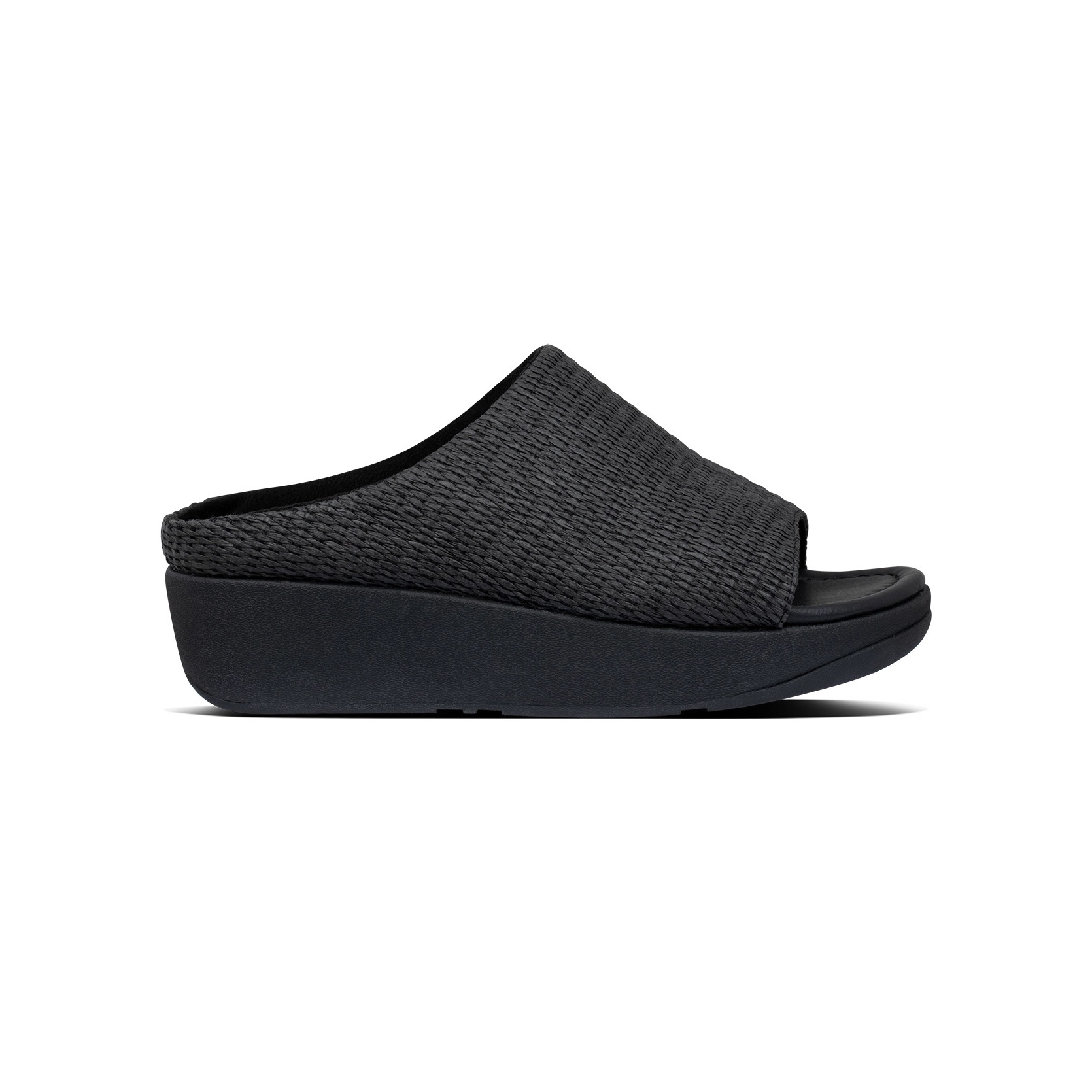 Chinelo de senhora preto com sola grossa e parte superior texturizada.