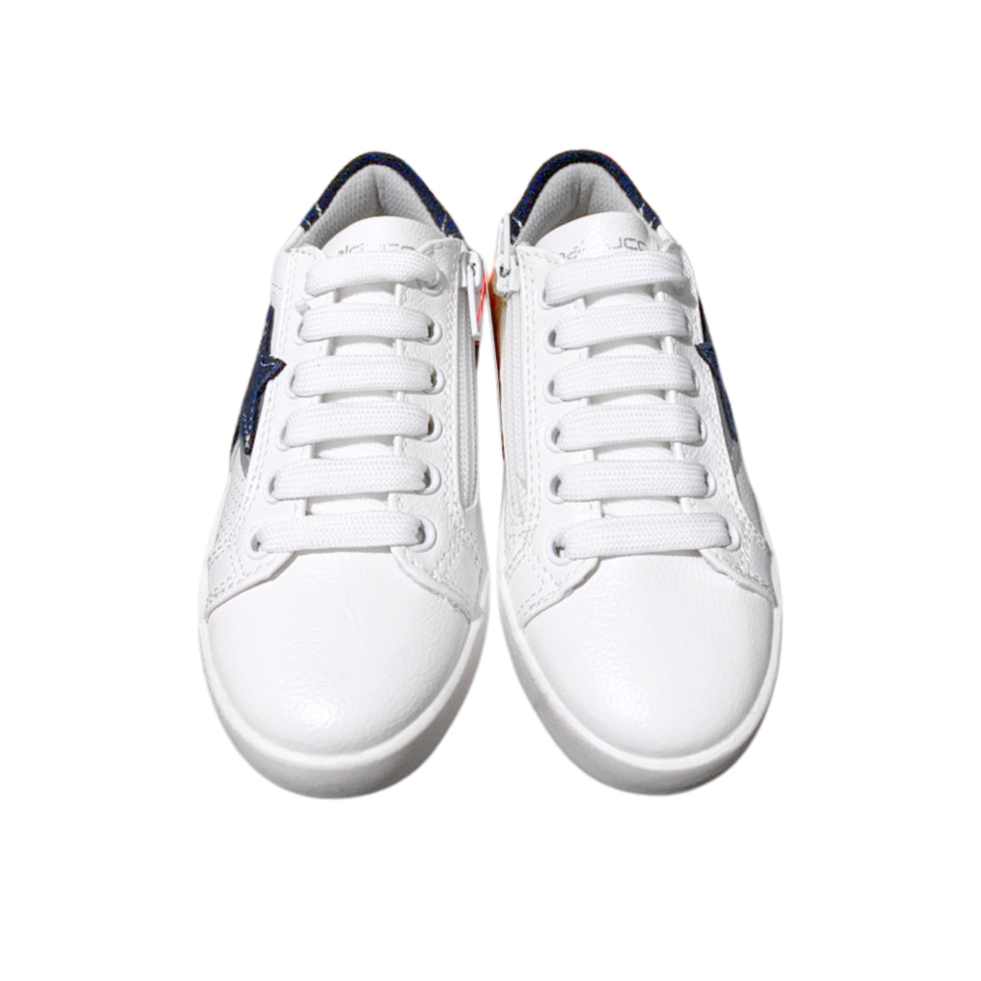 Tênis brancos com cadarços e detalhe azul escuro na lateral