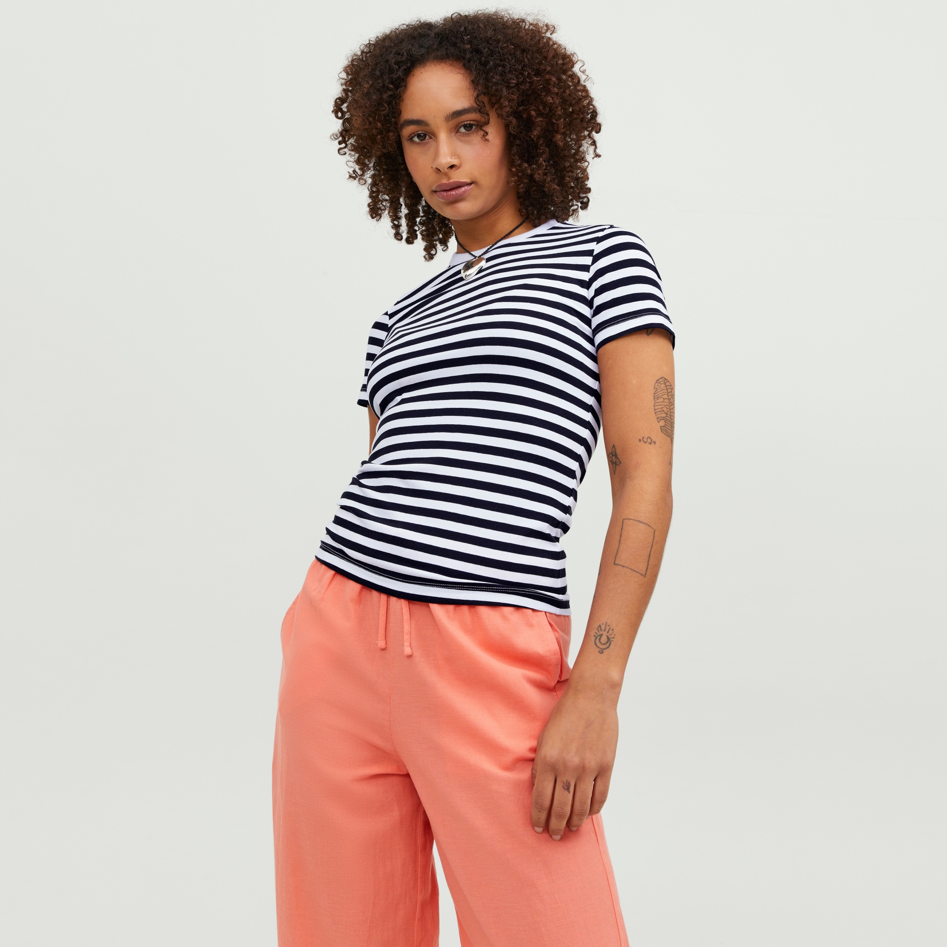 T-shirt às riscas azul-marinho e branco com calças cor de coral